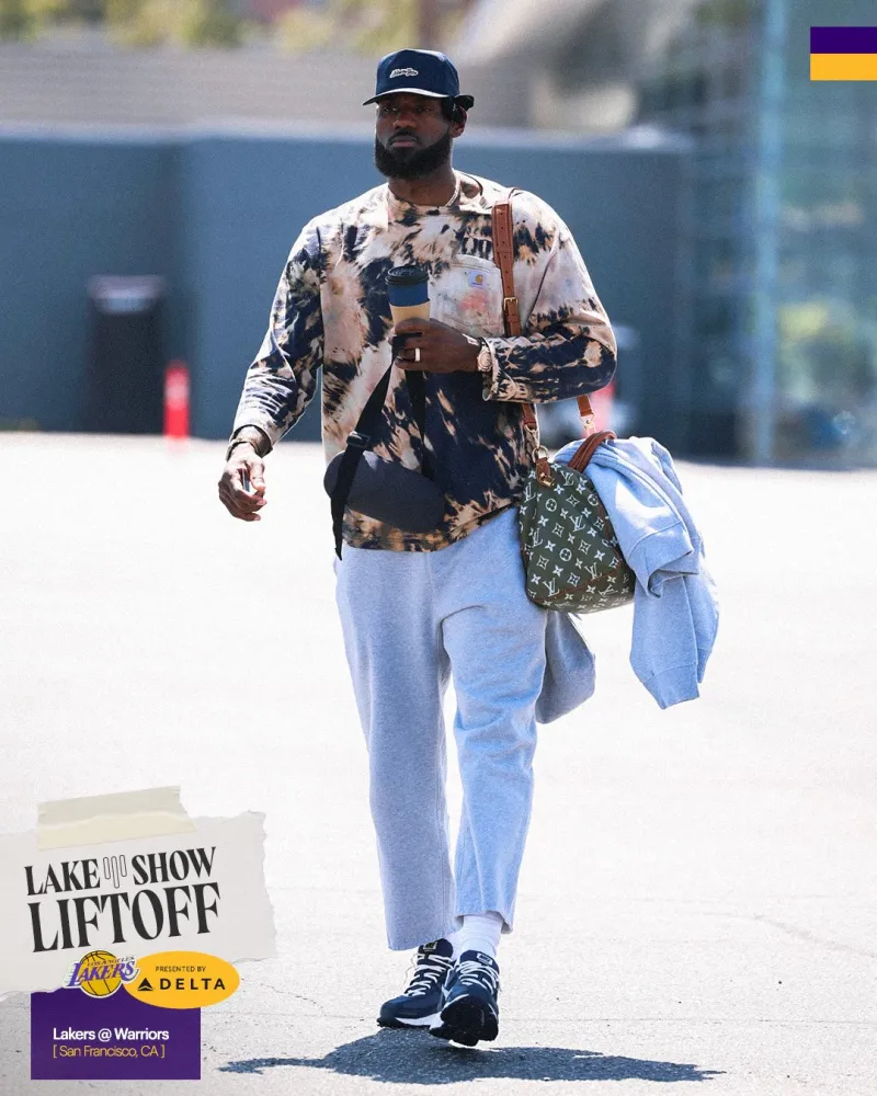 皇冠体育登录入口-对阵勇士！湖人社媒分享球员奔赴金州登机组图，詹姆斯出镜