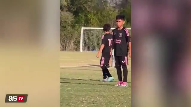 皇冠体育官方网站-太像了！梅西小儿子西罗提前观察+过人+连续扣球+破门一气呵成