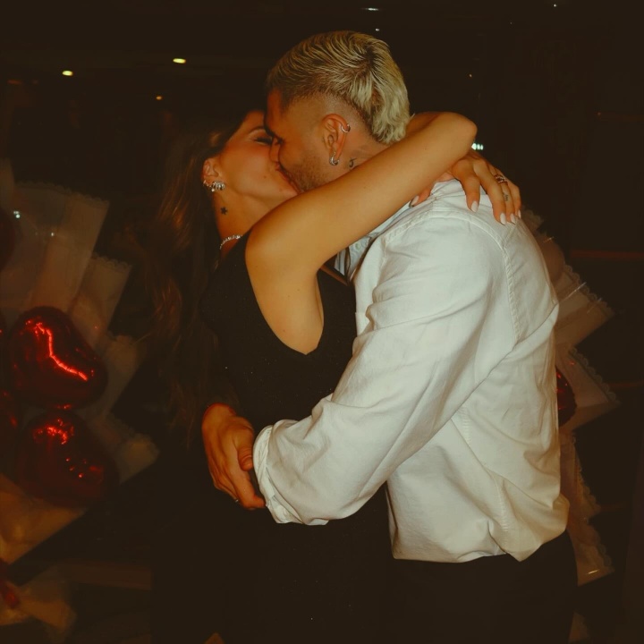 皇冠体育官方入口-二弟幸福了🥰伊卡尔迪为未婚妻办生日派对，豪华游艇上甜蜜拥吻